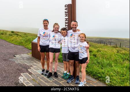 West Cork, Irland. Juli 2020. Barry Sheehan, der in Cork lebt, ist 600 km von Malin nach Mizen Head gelaufen, um die neue Kindereinheit 'Cappagh Kids' des National Orthopaedic Hospital, Cappagh, Dublin zu unterstützen. Barry ist mit seiner Frau, Jen und seinen Kindern, Grace, Michael und Ciara, abgebildet. Quelle: AG News/Alamy Live News Stockfoto