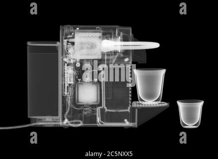 Kaffeemaschine und Tassen, Röntgen. Stockfoto