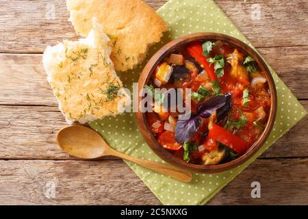 Rezept Ajapsandali Eintopf von Auberginen, Zwiebeln, Tomaten und Paprika close-up in einer Schüssel auf dem Tisch. Horizontale Ansicht von oben Stockfoto