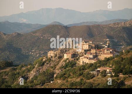 Abendsonne auf dem alten Bergdorf Speloncato in der Balagne auf Korsika Stockfoto