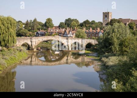 Brücke über den Fluss medway, der durch aylesford Dorf kent fließt Stockfoto