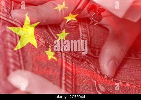 China Flagge mit Textilarbeiterin von der Nähmaschine. Stockfoto