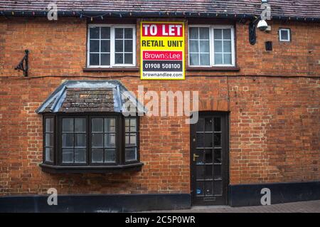 Buckingham Town Centre, Buckinghamshire, Großbritannien. Einige unabhängige Geschäfte wurden aufgrund von Handelsbeschränkungen für das Coronavirus zur Schließung gezwungen. Stockfoto