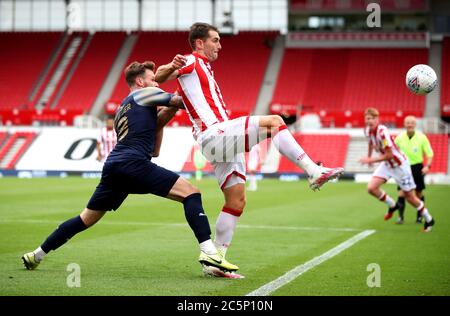 Sam Vokes (rechts) von Stoke City und Michael Sollbauer von Barnsley kämpfen während des Sky Bet Championship-Spiels im bet365 Stadium in Stoke um den Ball. Stockfoto