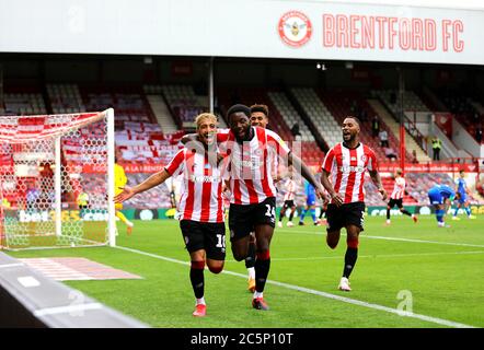 Brentfords Said Benrahma (links) feiert das dritte Tor seiner Mannschaft und seinen Hattrick mit den Teamkollegen Josh Da Silva und Ollie Watkins während des Sky Bet Championship-Spiels im Griffin Park, London. Stockfoto