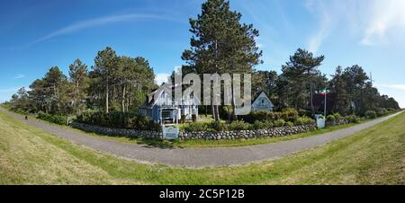 Straße mit Ferienhäusern hinter Ostseestrand Stockfoto