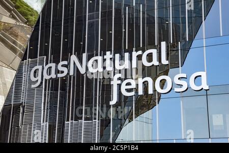 BARCELONA, SPANIEN - 4. JULI 2016: Nahaufnahme des Bürogebäudes von Gas Natural fenosa ist ein spanisches Erdgasversorgungsunternehmen. Die Firma hat ihren Hauptsitz Stockfoto