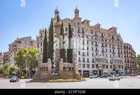 BARCELONA, SPANIEN - 5. JULI 2016: Verdaguer Platz in Barcelona, Spanien. Benannt nach dem katalanischen Epos des Jacint Verdaguer (1845-1902). Stockfoto