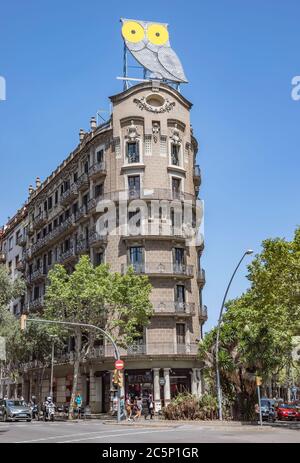 BARCELONA, SPANIEN - 5. JULI 2016: Verdaguer Platz in Barcelona, Spanien. Benannt nach dem katalanischen Epos des Jacint Verdaguer (1845-1902). Stockfoto