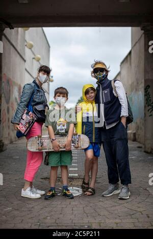 Peckham, England. Juli 2020. Freunde der Familie tragen Gesichtsbezüge in Peckham, South London. Nach der Ankündigung der britischen Regierung, die Sperrregeln zu lockern, sind Pubs, Bars und Restaurants heute wieder geöffnet, nachdem sie in Großbritannien wegen der Coronavirus-Pandemie für mehr als drei Monate geschlossen waren. (Foto von Sam Mellish / Alamy Live News) Stockfoto