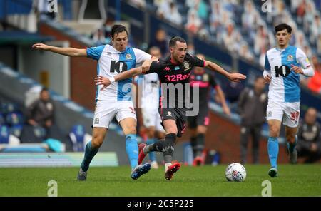 Blackburn Rovers' Stewart Downing (links) und Leeds United's Jack Harrison kämpfen während des Sky Bet Championship-Spiels im Ewood Park, Blackburn, um den Ball. Stockfoto