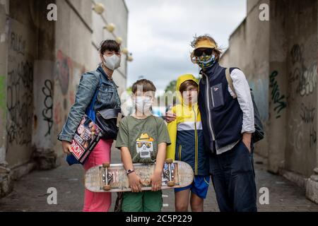 Peckham, England. Juli 2020. Freunde der Familie tragen Gesichtsbezüge in Peckham, South London. Nach der Ankündigung der britischen Regierung, die Sperrregeln zu lockern, sind Pubs, Bars und Restaurants heute wieder geöffnet, nachdem sie in Großbritannien wegen der Coronavirus-Pandemie für mehr als drei Monate geschlossen waren. (Foto von Sam Mellish / Alamy Live News) Stockfoto