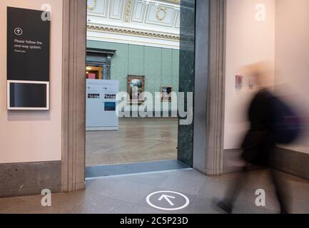 London, Großbritannien. Juli 2020. Blick auf die National Gallery Post Coronavirus-Sperre und vor der öffentlichen Eröffnung am 8. Juli 2020. Ab dem 8. Juli können Besucher mit online vorbestelltem Ticket eine von drei sozialen Distancing Art Routes durch die Galerien wählen, die einem Einwegsystem folgen, das vom Sainsbury Wing aus eintritt, wobei jede Route mit einer Bodenunterzeichnung belegt wird. Quelle: Malcolm Park/Alamy Live News. Stockfoto