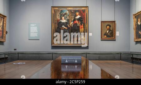 London, Großbritannien. Juli 2020. Blick auf die National Gallery Post Coronavirus-Sperre und vor der öffentlichen Eröffnung am 8. Juli 2020. Die Ausstellung Tizian: Love, Desire, Death wird bis zum 17. Januar 2021 und Nicolaes Maes bis zum 20. September 2020 verlängert. Ab dem 8. Juli können Besucher mit online vorbestelltem Ticket eine von drei sozialen Distancing Art Routes durch die Galerien wählen, die einem Einwegsystem folgen, das vom Sainsbury Wing aus eintritt. Bild: Porträt von Cornelis van Diest? Und seine Frau. Quelle: Malcolm Park/Alamy Live News. Stockfoto