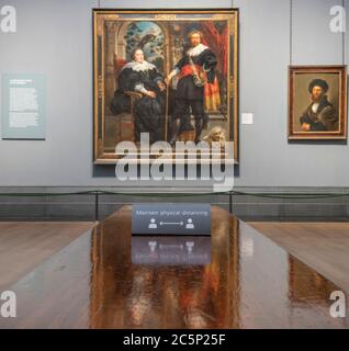 London, Großbritannien. Juli 2020. Die National Gallery führt den Weg nach der Coronavirus-Sperre mit ihrer öffentlichen Eröffnung am 8. Juli 2020, wenn Besucher mit Online-vorbestelltem Tickets eine der drei sozialen Distancing Art Routes durch die Galerien wählen, nach einem Einbahnsystem, das vom Sainsbury-Flügel eintritt. Bild: Jacob Jordaens. Porträt von Cornelis van Diest? Und seine Frau. Quelle: Malcolm Park/Alamy Live News. Stockfoto