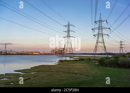 Blick über Eling Great Marsh am Southampton Water mit Strommasten und dem Hafen von Southampton im Hintergrund, Southampton, England, Großbritannien Stockfoto