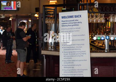 Öffnen Sie Wetherspoon Pub in Southend on Sea, Essex, Großbritannien, am 4. Juli, da das Land weiter aus der Sperre entspannt. Der Letzte Beitrag. Bar. Informationen zur Begrüßungsnachricht Stockfoto