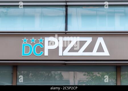 Washington, D.C. / USA - Juli 03 2020: Schild am Eingang des DC Pizza Restaurants in der Innenstadt von Washington. Stockfoto