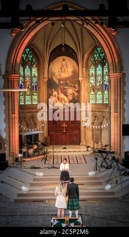 Die Hochzeit von Tom Hall und Heather McLaren in der St. George's Church, Leeds, da Hochzeiten in England wieder stattfinden dürfen, wobei die Zeremonien auf maximal 30 Gäste begrenzt sind. Stockfoto