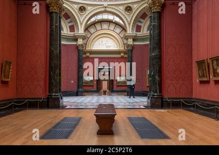 Die National Gallery, London, Großbritannien. Blick auf die National Gallery Post Coronavirus-Sperre und vor der öffentlichen Eröffnung am 8. Juli 2020. Die Ausstellung Tizian: Love, Desire, Death wird bis zum 17. Januar 2021 und Nicolaes Maes bis zum 20. September 2020 verlängert. Ab dem 8. Juli können Besucher mit online vorbestelltem Ticket eine von drei sozialen Distancing Art Routes durch die Galerien wählen, die einem Einwegsystem folgen, das vom Sainsbury Wing aus eintritt. Quelle: Malcolm Park/Alamy Live News. Stockfoto