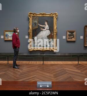 Die National Gallery, London, Großbritannien. Blick auf die National Gallery Post Coronavirus-Sperre und vor der öffentlichen Eröffnung am 8. Juli 2020. Die Ausstellung Tizian: Love, Desire, Death wird bis zum 17. Januar 2021 und Nicolaes Maes bis zum 20. September 2020 verlängert. Ab dem 8. Juli können Besucher mit online vorbestelltem Ticket eine von drei sozialen Distancing Art Routes durch die Galerien wählen, die einem Einwegsystem folgen, das vom Sainsbury Wing aus eintritt. Quelle: Malcolm Park/Alamy Live News. Stockfoto