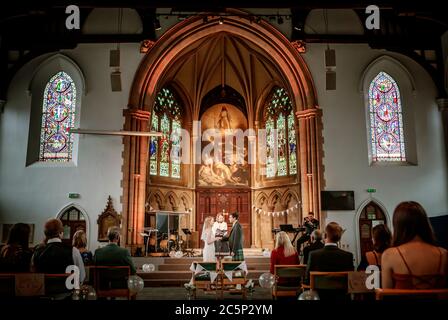 Die Hochzeit von Tom Hall und Heather McLaren in der St. George's Church, Leeds, da Hochzeiten in England wieder stattfinden dürfen, wobei die Zeremonien auf maximal 30 Gäste begrenzt sind. Stockfoto