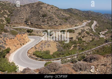 Kurvenreiche Straße von Olympos nach Diafani auf Karpathos in Griechenland, Europa Stockfoto