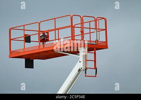 Ein großer Käfig auf einem hydraulischen Kirsche Picker Lift. Stockfoto