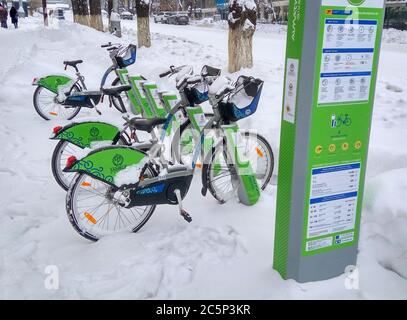 ALMATY, KASACHSTAN - 20. November 2016: Die automatisierte Station Leihrad unter dem Schnee in der Stadt Almaty, Kasachstan Almaty, Kasachstan - Novem Stockfoto