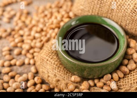 Hausgemachte Sojasauce aus biologischem Anbau auf einem rustikalen Holztisch Stockfoto