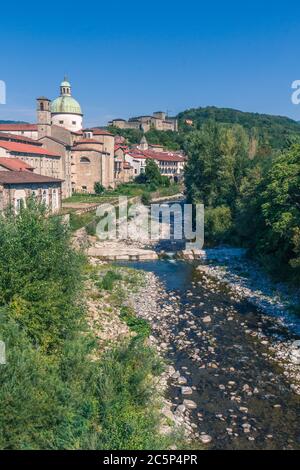 Toskanisches Dorf Capalbio mit dem Fluss Magra im Vordergrund und ikonischen Gebäude im Hintergrund. Stockfoto