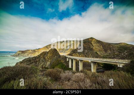 Wolkiger Himmel über dem weltberühmten Pacific Coast Highway in Zentral-Kalifornien, USA Stockfoto