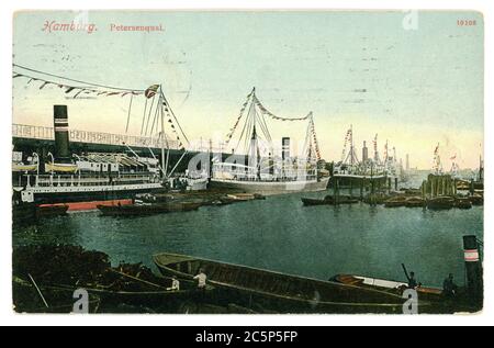 DEUTSCHLAND - UM 1910: Vintage Postkarte mit verwitterten Kanten auf weißem Hintergrund gedruckt 1910, Deutschland. Retro-Image Hafen von Hamburg, Deutschland Stockfoto