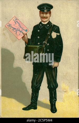 RUSSLAND - UM 1908: Vintage Weihnachtspostkarte mit verwitterten Rändern gedruckt 1908, Warschau. Lächelnder Postbote in Uniform hält in der Hand A Stockfoto