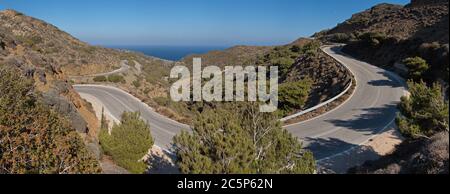 Kurvenreiche Straße von Olympos nach Diafani auf Karpathos in Griechenland, Europa Stockfoto