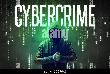 Gesichtsloser Hacker mit CYBERKRIMINALITÄT Inschrift, Hacking-Konzept Stockfoto