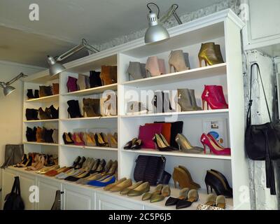 Loft37 ist eine polnische Marke, die maßgeschneiderte Schuhe anbietet. „Mission, die Tradition der polnischen Handwerkskunst mit aktuellen Design- und Schuhtrends zu verbinden“ Stockfoto