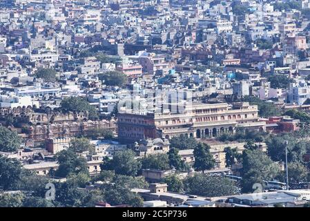 Schöne Sonnenuntergangsansicht von Nahargarh Fort steht am Rande der Aravalli Hills, Blick auf die Jaipur Monument & Stadt in der Rajasthan, Indien. Stockfoto