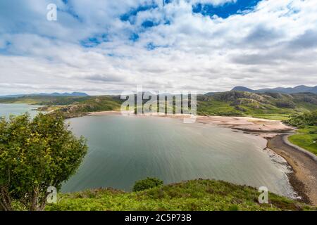 GRUINARD BAY UND STRAND ROSS UND CROMARTY WESTKÜSTE SCHOTTLAND FRÜHSOMMER DER SCHWUNG DER BUCHT UND DIE FARBEN EINES KLAREN MEERES Stockfoto