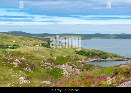 GRUINARD BAY UND STRAND ROSS UND CROMARTY WESTKÜSTE SCHOTTLAND IM FRÜHSOMMER BLICK AUF DIE ZWEITE KÜSTE UND ERSTE KÜSTE MIT HÄUSERN Stockfoto