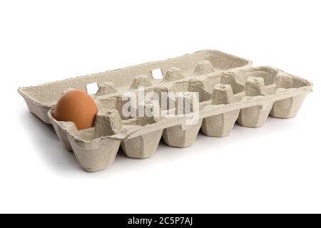 Ein braunes Ei in einem Karton isoliert auf Weiß Stockfoto