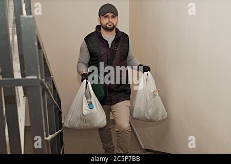 Der Kurier liefert die Ware. Lieferung in Kartons und Paketen. Stockfoto