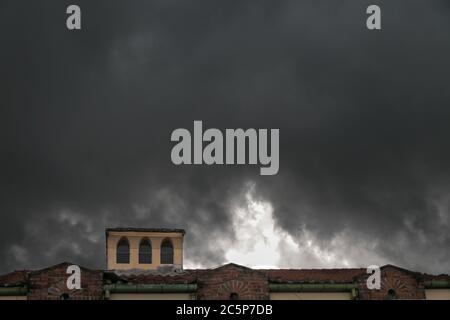 Naturmacht kann überall gesehen werden, besonders wenn ein großer Sturm kommt Stockfoto