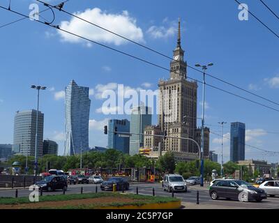 Der Palast der Kultur und Wissenschaft (Palac Kultury i Nauki) ist einer der Wolkenkratzer im Zentrum von Warschau, entworfen und gebaut 1955 von der Sowjetunion Stockfoto