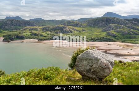 GRUINARD BAY UND STRAND ROSS UND CROMARTY WESTKÜSTE SCHOTTLAND IM FRÜHSOMMER BLICK AUF FARBEN EINES KLAREN RUHIGEN MEER UND HÜGEL Stockfoto