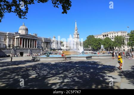 Die National Gallery am Trafalgar Square an einem sonnigen Sommertag im Zentrum von London, Großbritannien Stockfoto