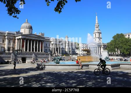 Die National Gallery am Trafalgar Square an einem sonnigen Sommertag im Zentrum von London, Großbritannien