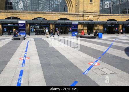 Eine einfache Route für Coronavirus-soziale Distanzierungsmaßnahmen auf dem Kings Cross Square, vor dem Bahnhof, in London, Großbritannien Stockfoto