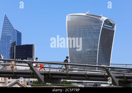 Die Millennium Bridge über der Themse mit der City of London im Hintergrund, im Sommer Sonnenschein, Großbritannien Stockfoto