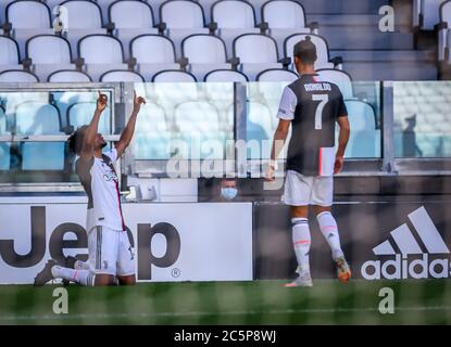 Turin, Italien, 04 Jul 2020, Juan Cuadrado von Juventus feiert das Tor während der Serie A 2019/20 Spiel zwischen Juventus gegen Turin FC im Allianz Stadion, Turin, Italien am 04. Juli 2020 - Foto Fabrizio Carabelli während Juventus gegen Turin - - Kredit: LM/Fabrizio Carabelli/Alamy Live News Stockfoto